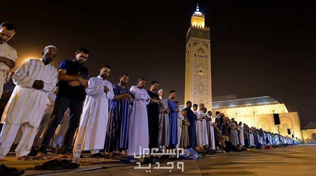 دعاء ليلة القدر مكتوب طويل 2024 في البحرين رجال يصلون جماعة في ليلة القدر