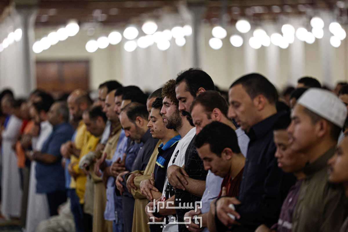 دعاء ليلة القدر مكتوب طويل 2024 في البحرين مسلمون يصلون في ليلة القدر