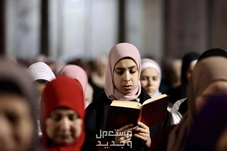 دعاء ليلة القدر مكتوب طويل 2024 فتاة مسلمة تقرا القران