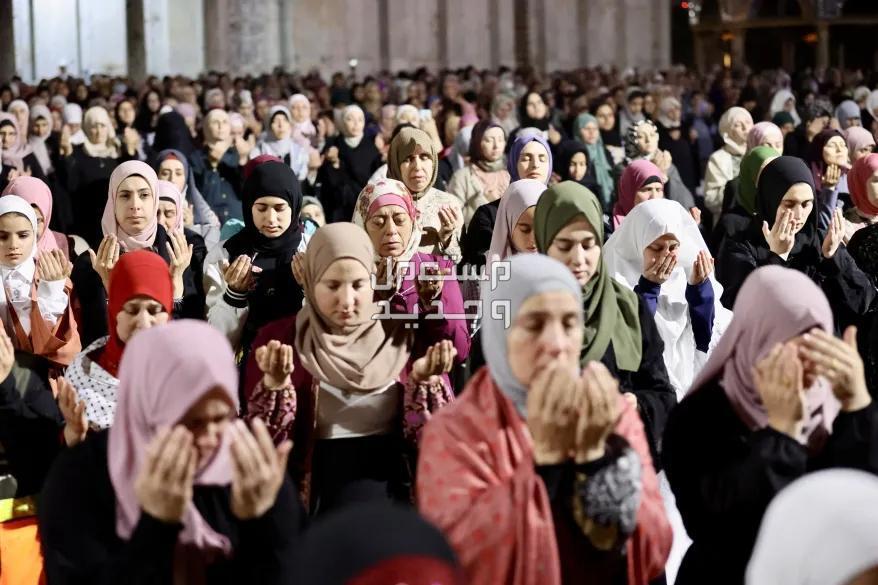 دعاء ليلة القدر مكتوب طويل 2024 في البحرين نساء مسلمات يصلين في ليلة القدر