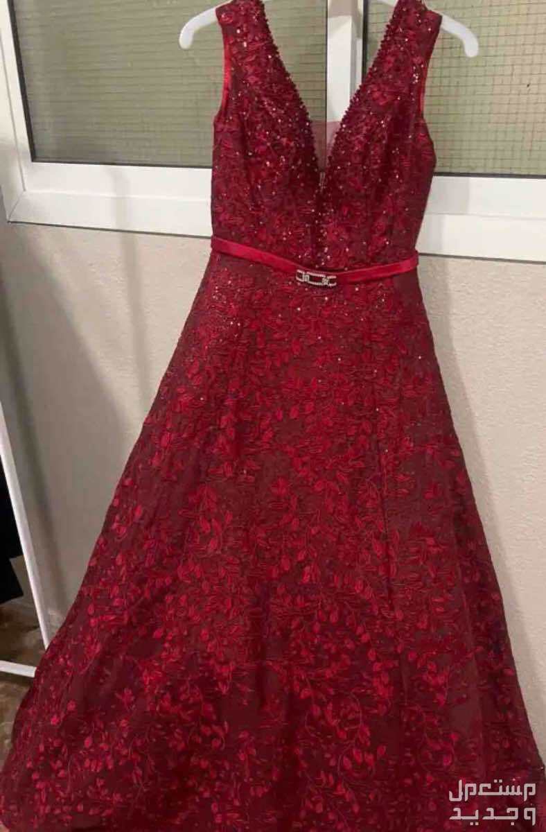 فستان ملكه احمر