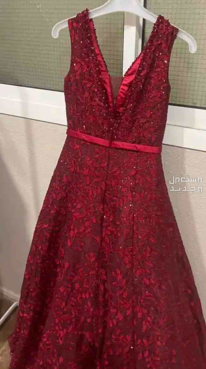 فستان ملكه احمر
