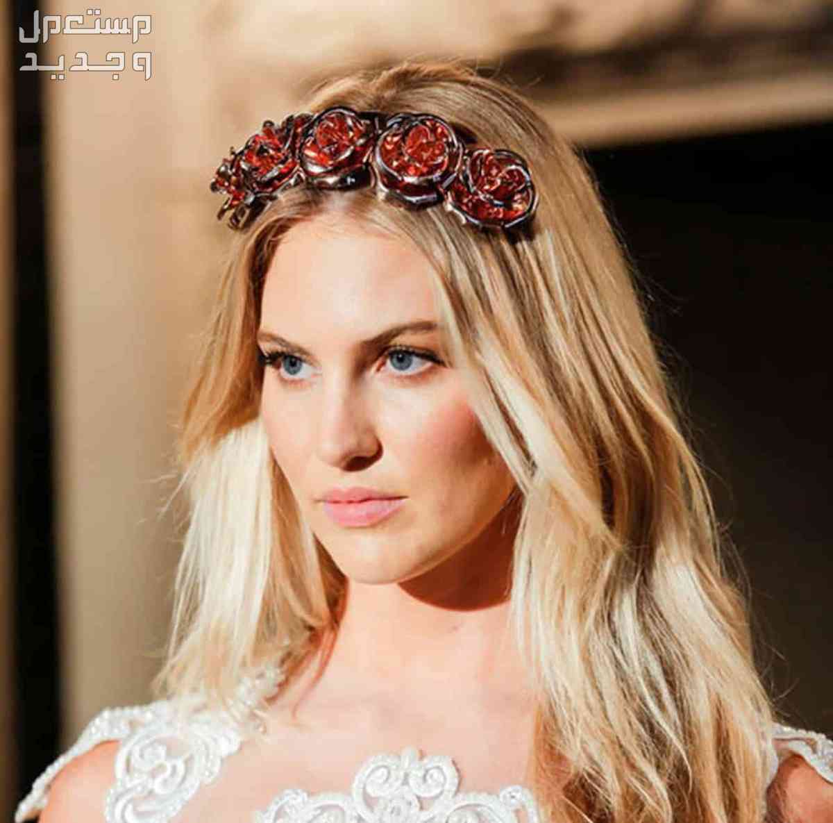 أجمل تسريحات شعر رمضان 2024 تسريحة الشعر المنسدل مع إكسسوار تاج