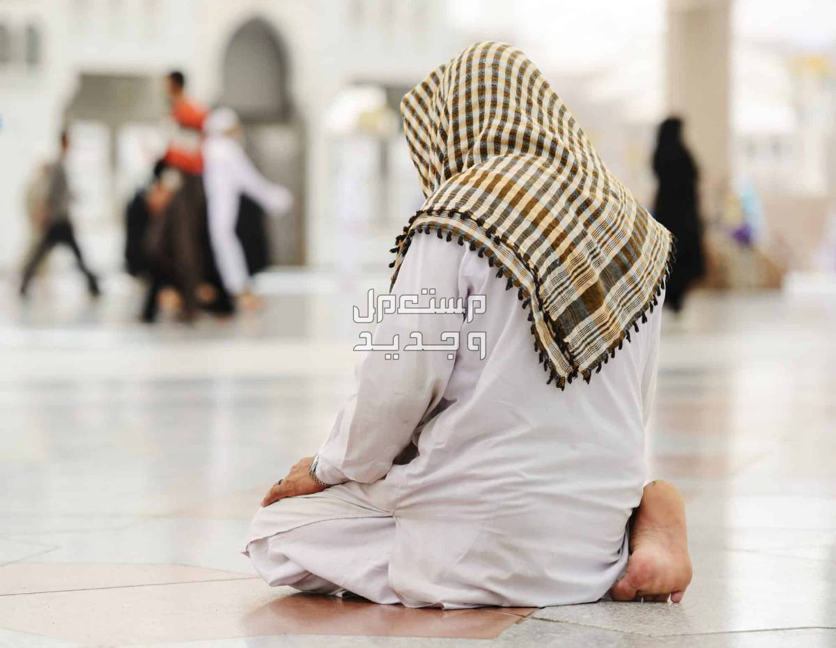 دعاء اول ليله من العشر الأواخر في رمضان 2024 رجل يصلي