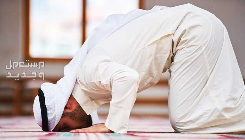 دعاء اول ليله من العشر الأواخر في رمضان 2024 في البحرين رجل يصلي