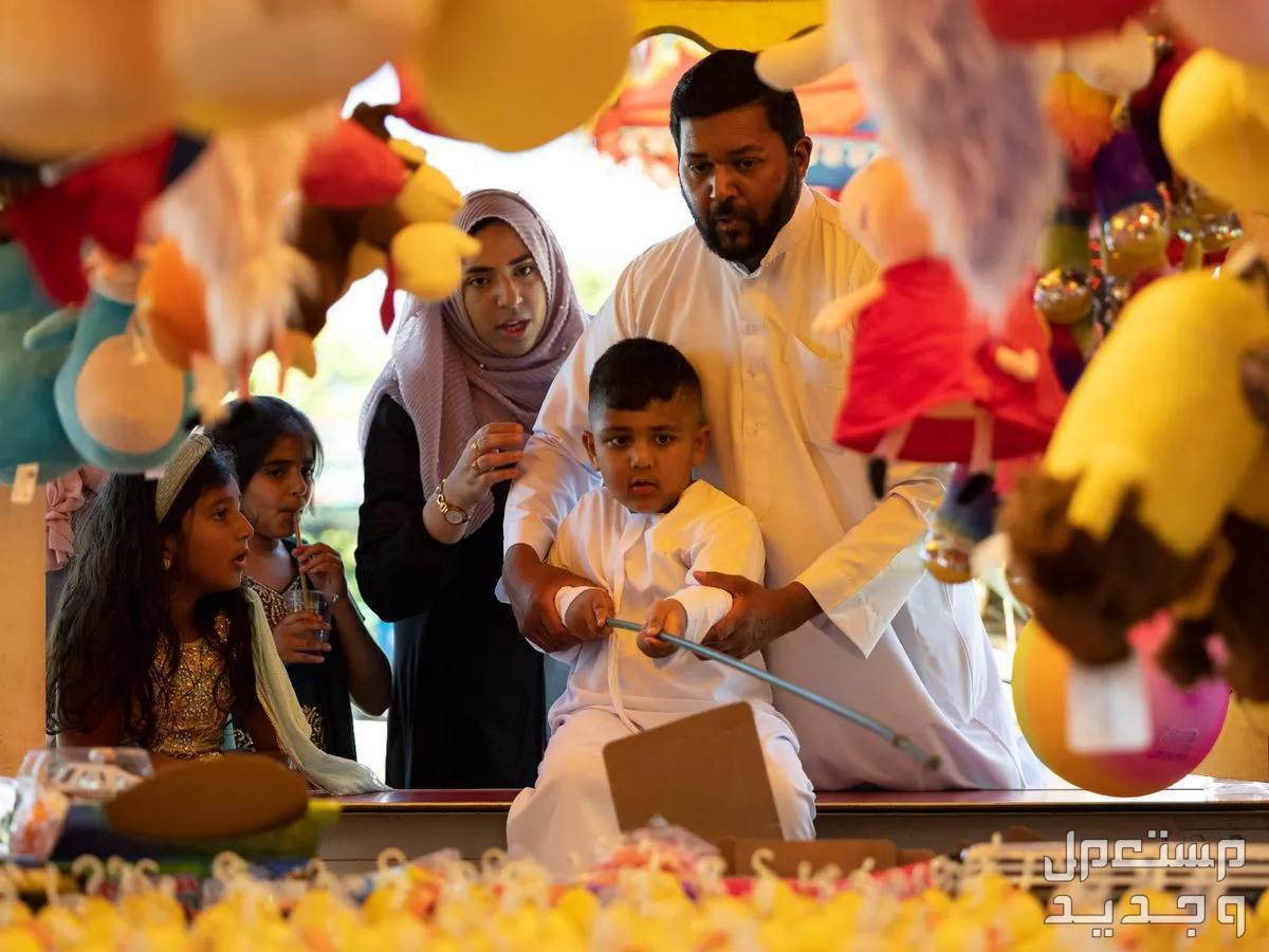 عدد أيام عطلة عيد الفطر 1445 للموظفين وطلاب المدارس في البحرين عائلة في الملاهي في عيد الفطر