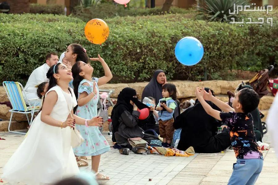 عدد أيام عطلة عيد الفطر 1445 للموظفين وطلاب المدارس في الأردن اطفال يمرحون في عيد الفطر
