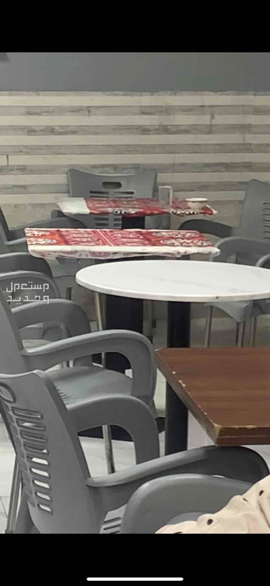 حي السلام او العقم شارع السودانيين مطعم الزول في الخرج بسعر 1500 ريال سعودي طاولات رخام وكراسي بلاستيك