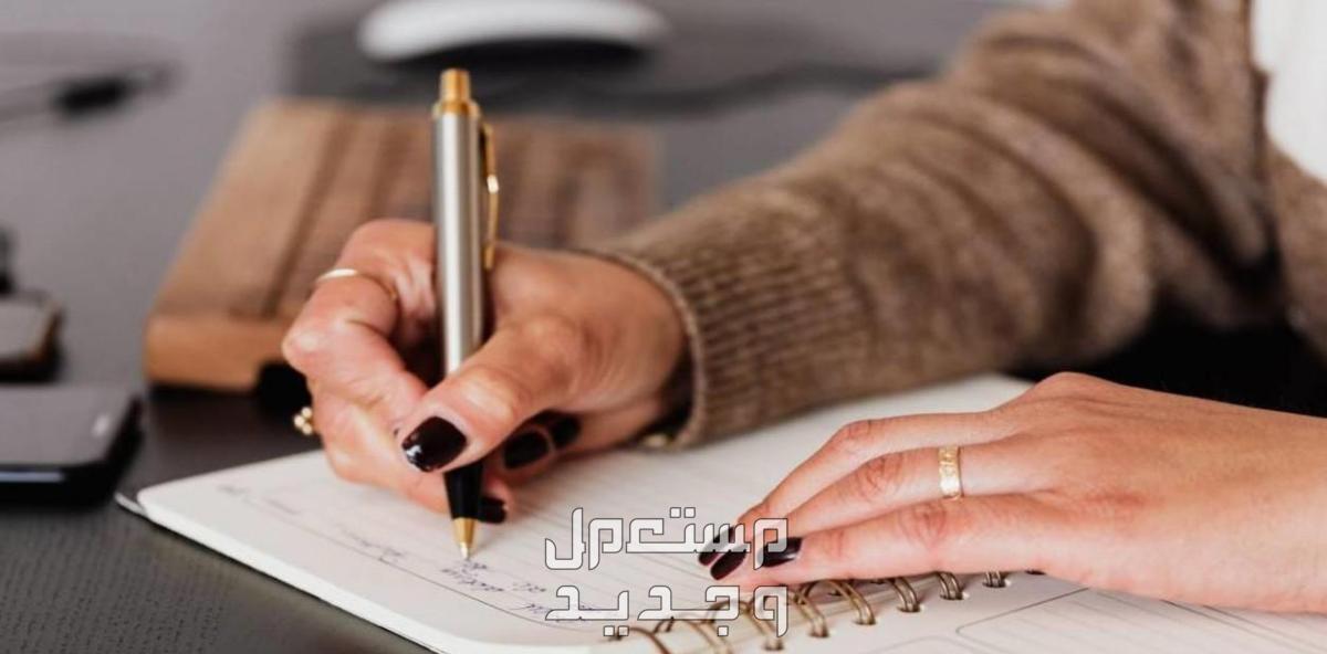 كتابة مقالات باللغة العربية أو الإنجليزية.