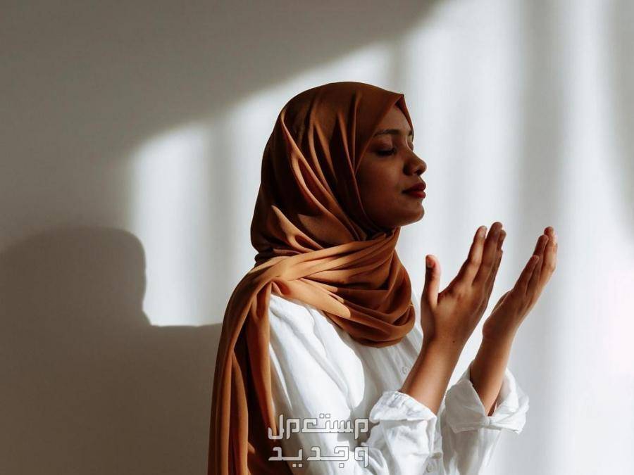 أفضل دعاء في العشر الأواخر من رمضان 2024 في الإمارات العربية المتحدة فتاة تدعو الله