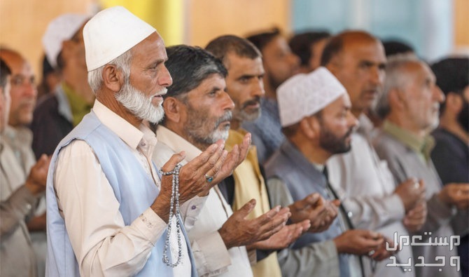 أفضل دعاء في العشر الأواخر من رمضان 2024 رجال يدعون الله في الصلاة