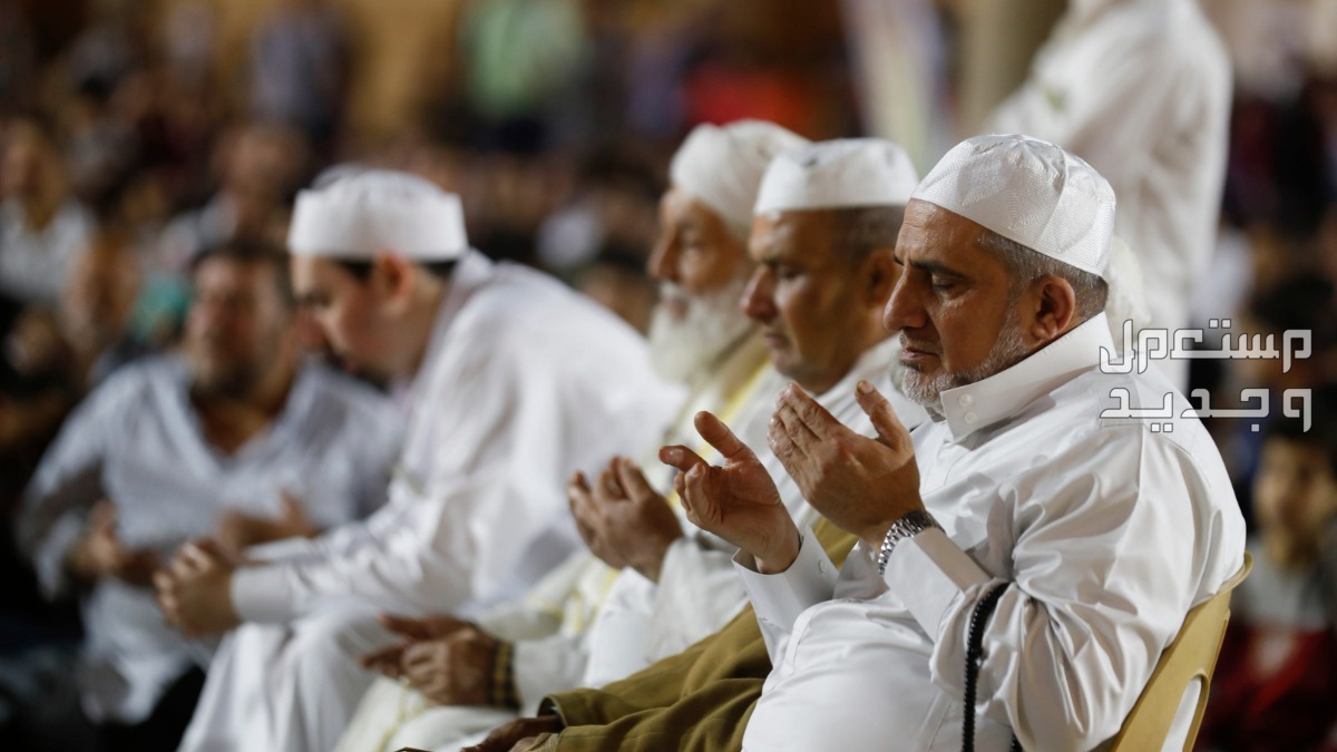أفضل دعاء في العشر الأواخر من رمضان 2024 في السعودية مسلمون يدعون الله في الصلاة بالمسجد