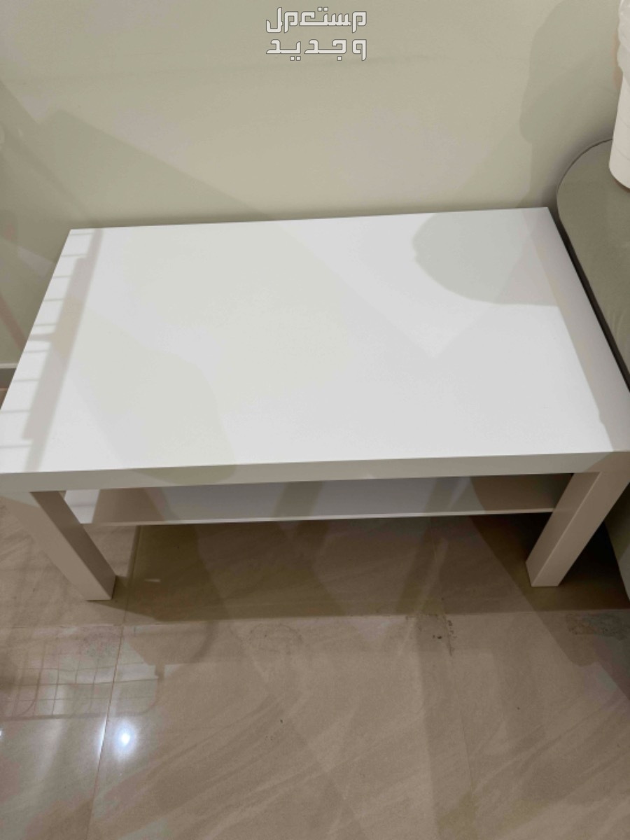 للبيع: طاولة لون أبيض بـ 50 ريال