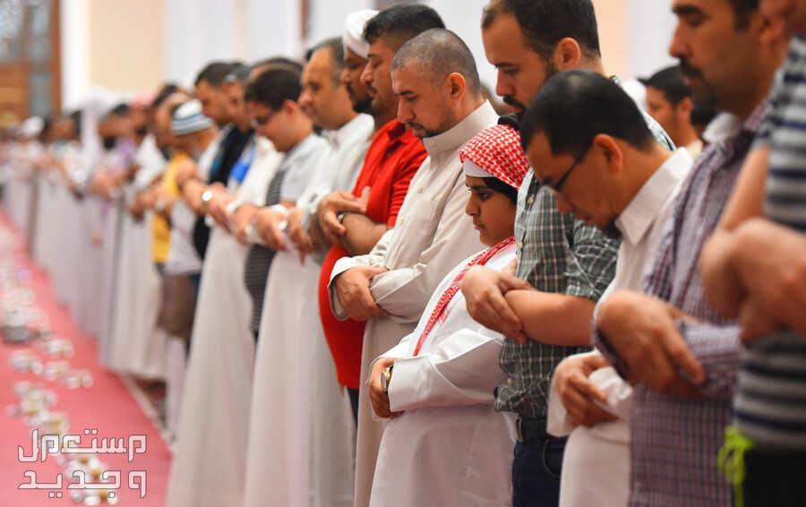 ماذا تفعل في ليلة القدر؟.. تعرف على أفضل الأعمال وكيفية إحيائها في البحرين رجال يصلون في المسجد