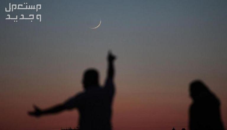 تعرف على موعد تحري هلال عيد الفطر 2024 في عمان رجل يشير الى هلال شوال