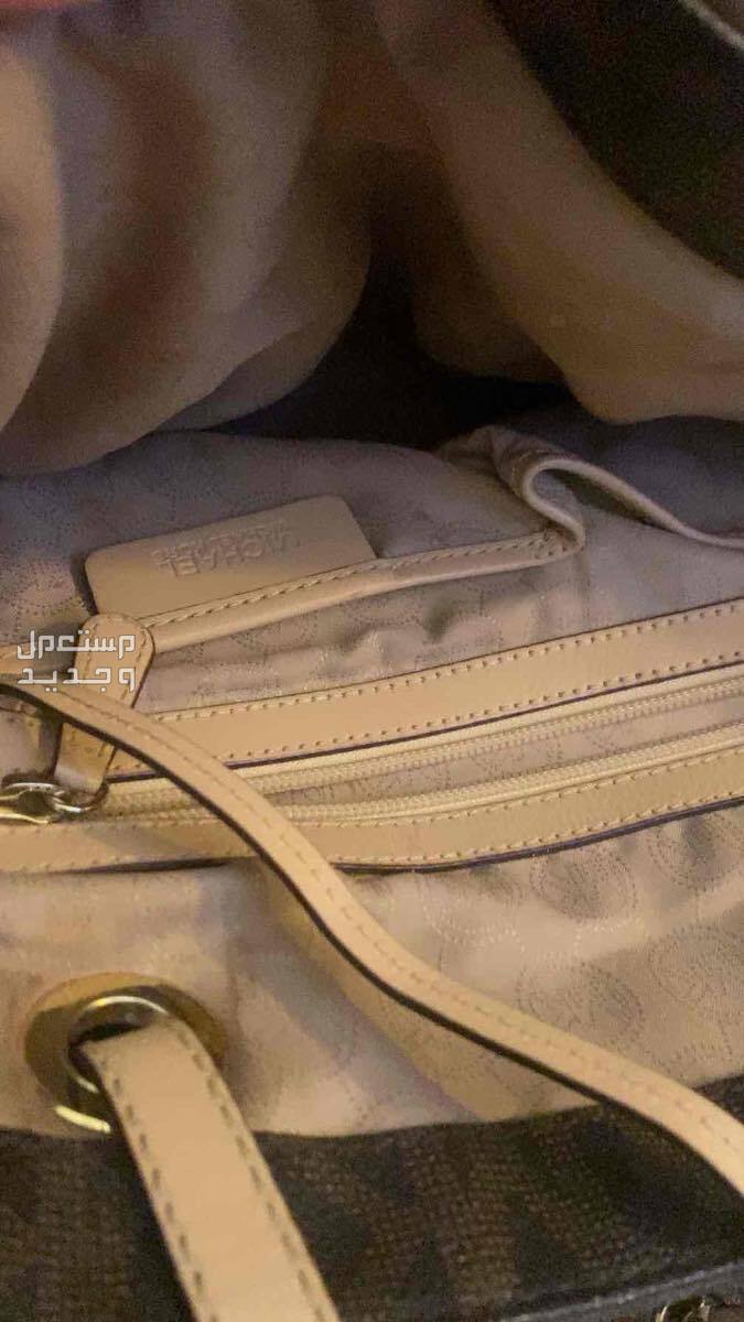 شنطة مايكل كورس اصليه مستخدمه و يوجد محفظة    لايوجد توصيل في الرياض