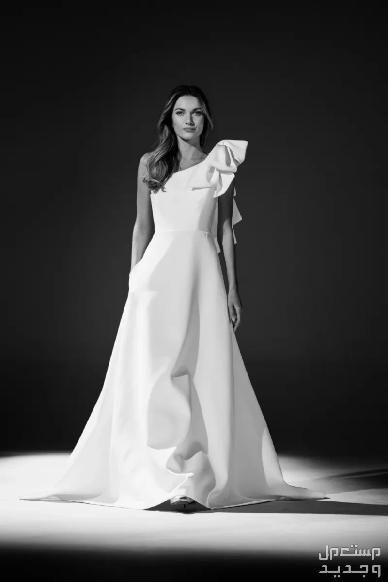 آخر صيحات فساتين زفاف صيف 2024 فستان مع فيونكة على الكتف