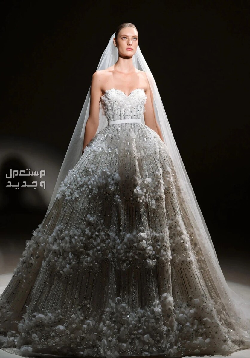 آخر صيحات فساتين زفاف صيف 2024 في سوريا فستان مزين بالورود