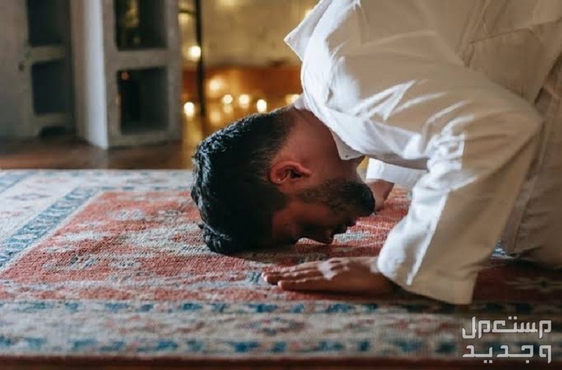 الأعمال المستحبة في ليلة القدر 1445 في السعودية رجل يسجد في الصلاة