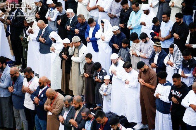 موعد صلاة العيد 2024 في الرياض في البحرين مسلمون يؤدون صلاة العيد