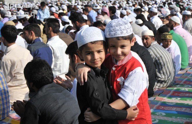 موعد صلاة العيد 2024 في الرياض طفلان في صلاة العيد