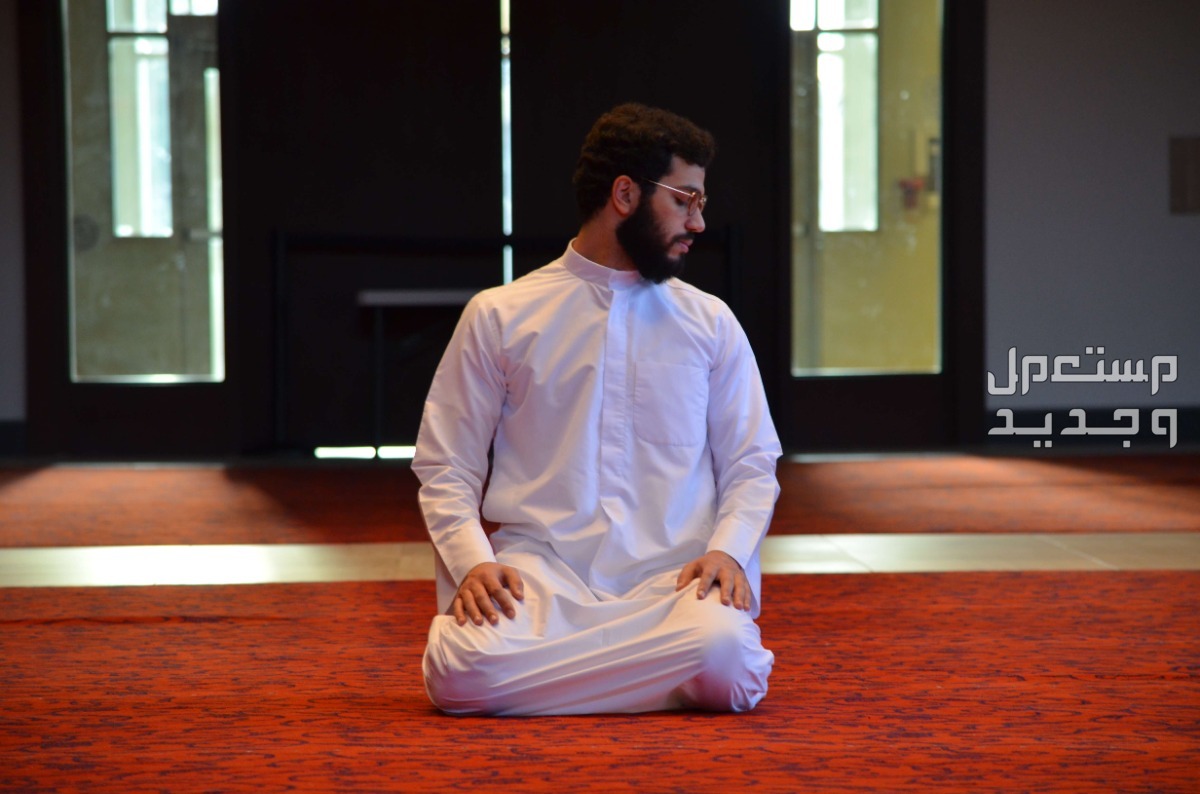 موعد صلاة التهجد في الحرم المكي 1445 في الأردن رجل يصلي