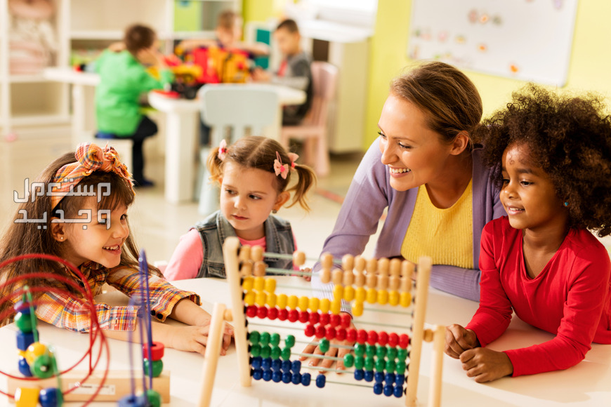 شروط فتح روضة أطفال وزارة التعليم 1446 في الإمارات العربية المتحدة معلمة مع أطفال في الروضة