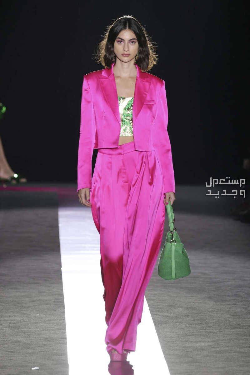 أبرز صيحات الموضة في عيد الفطر 2024 في السعودية بدلة فوشيا