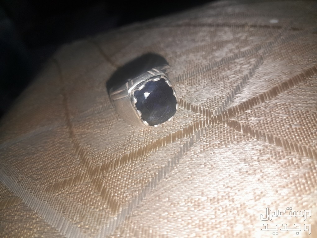 خاتم من حجر الياقوت الازرق على الاسوم