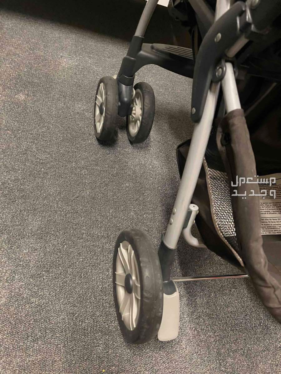 عربة اطفال قابله للطي وكرسي سياره مع القاعده من شيكو  في الرياض بسعر ألف ريال سعودي