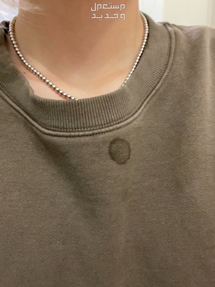 كيفية إزالة بقع العطر من الملابس السوداء والبيضاء بخطوات بسيطة كيفية إزالة بقع العطر من الملابس السوداء والبيضاء