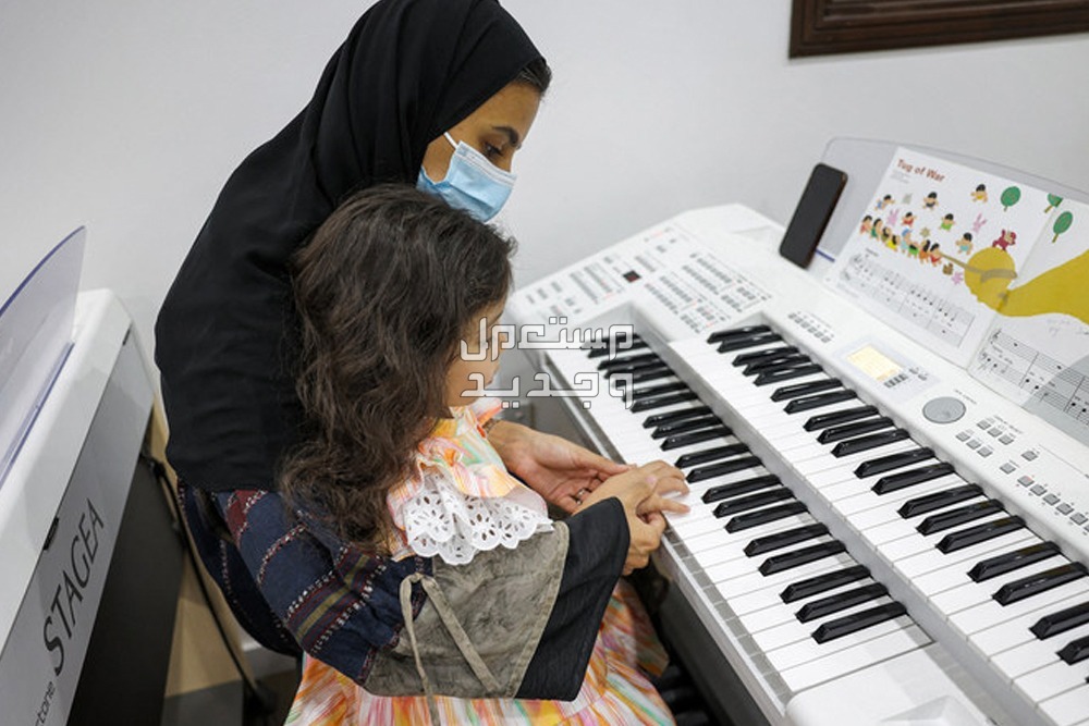 آخر موعد لتسجيل الطلاب في رياض الأطفال نظام نور 2024 في الأردن طالبة ومعلمة تعلمها العزف على البيانو