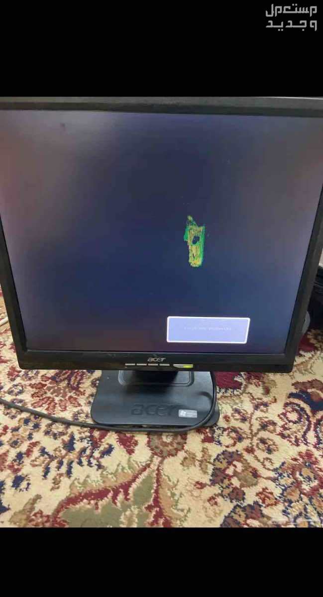 شاشة كمبيوتر فيها كسر بسيط