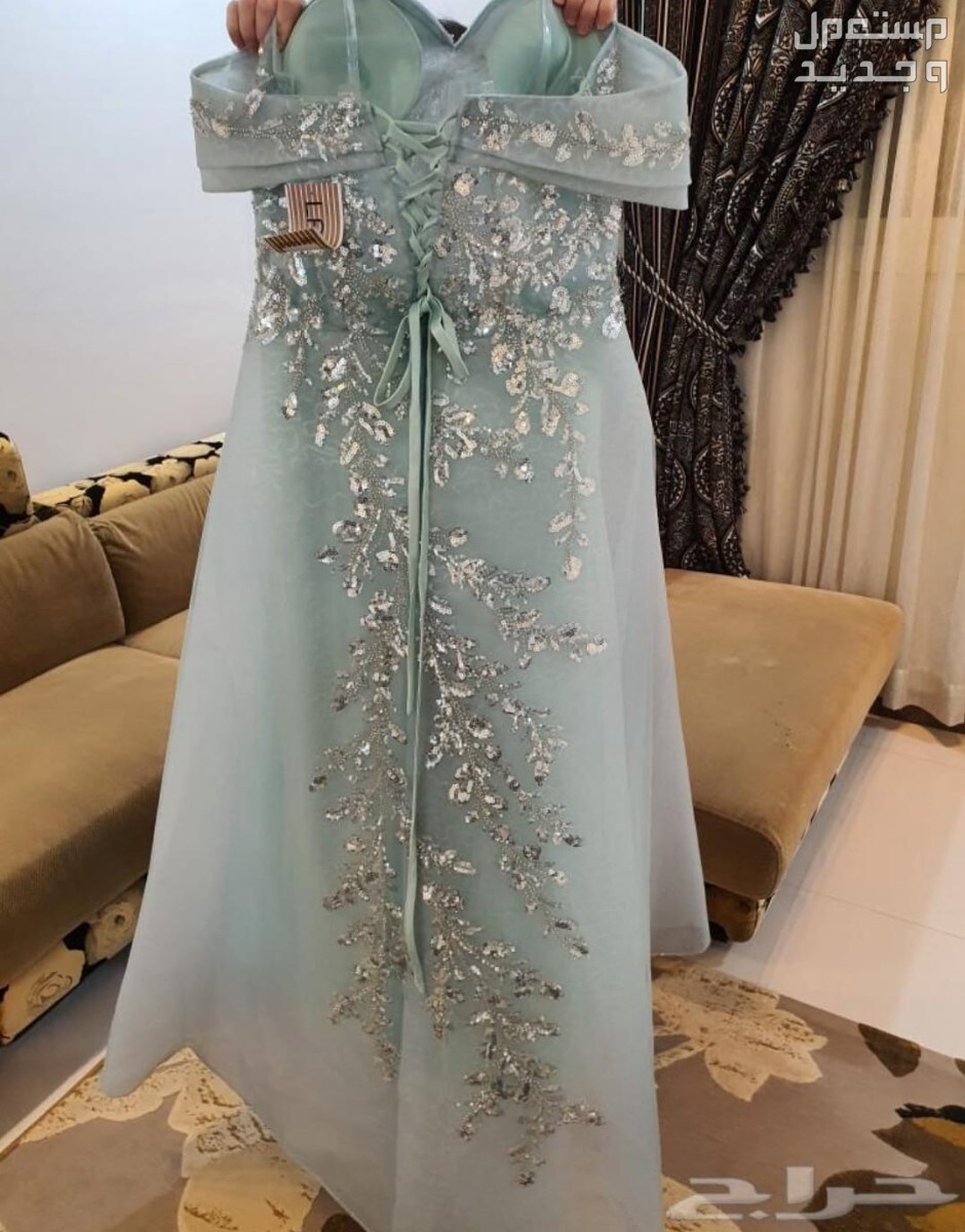 فستان جديد غير ملبوس عليه سعر الشراء و العلامه واسم المحل  في الرياض بسعر 500 ريال سعودي