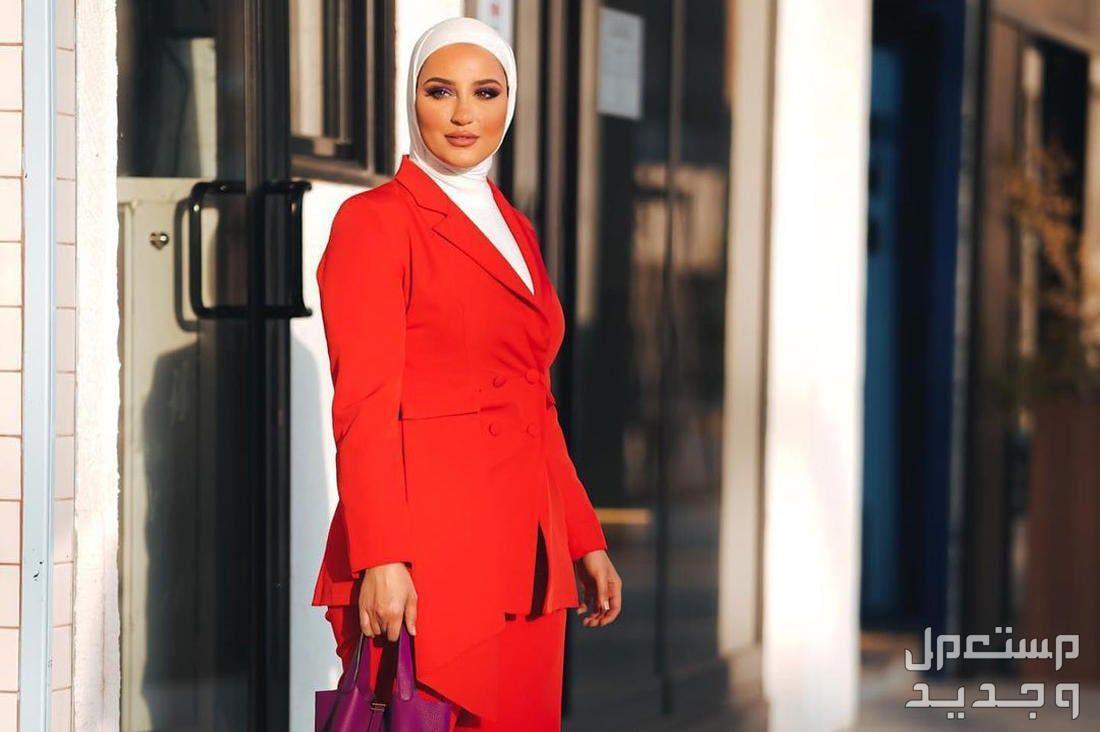 أجمل إطلالات رسمية أنيقة لسيدة اعمال (صور) في الإمارات العربية المتحدة بدلة حمراء