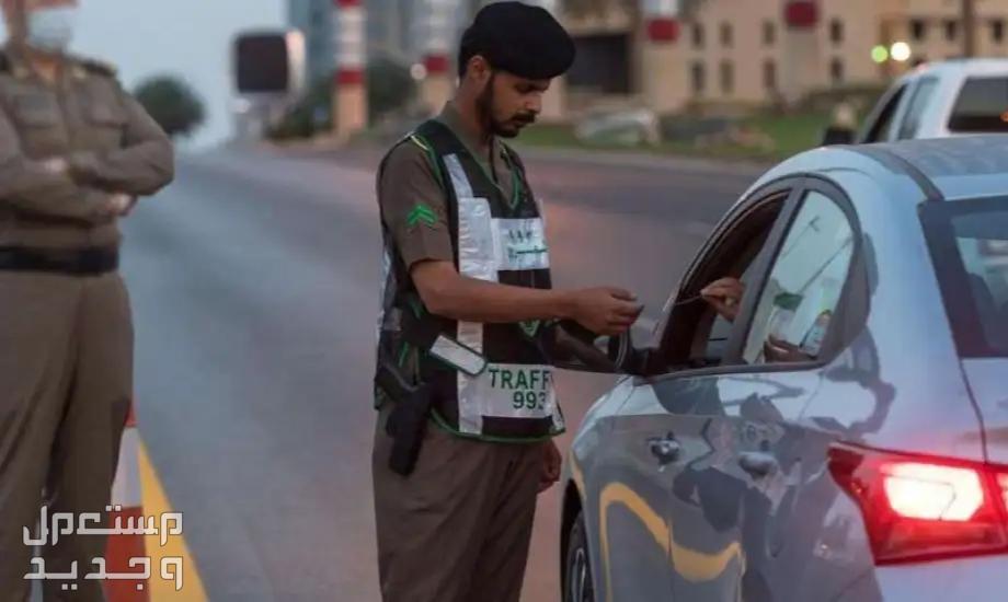 موعد تخفيض المخالفات المرورية 2024 بنسبة 50% وأبرز الشروط رجل مرور سعودي يدون مخالفة