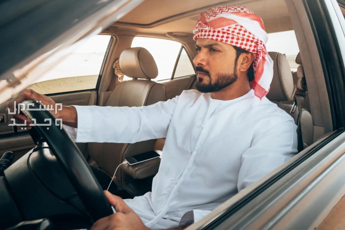موعد تخفيض المخالفات المرورية 2024 بنسبة 50% وأبرز الشروط سعودي يقود سيارة