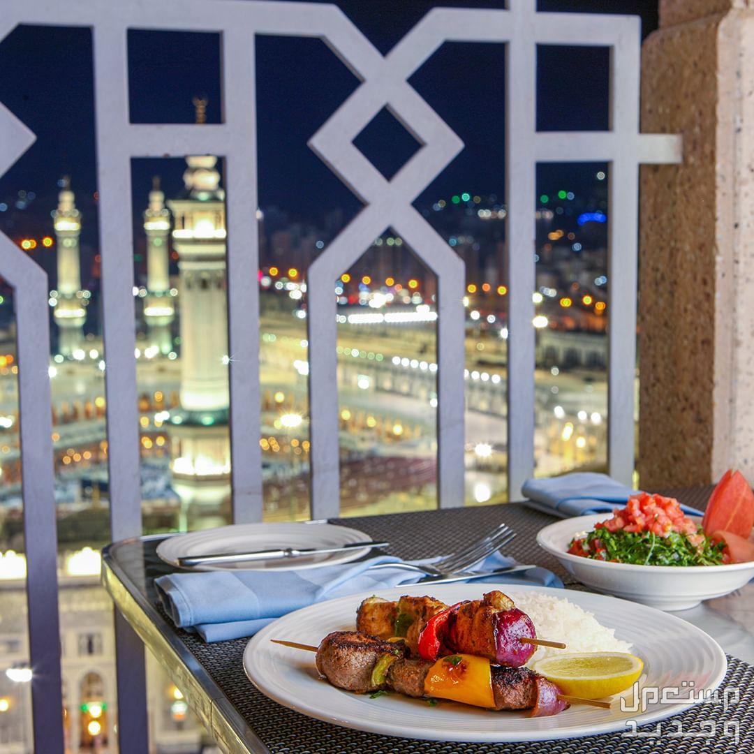 دليلك إلى أفضل 5 مطاعم في مكة المكرمة 2024 تطل على الحرم المكي في الأردن مطعم الشرفة