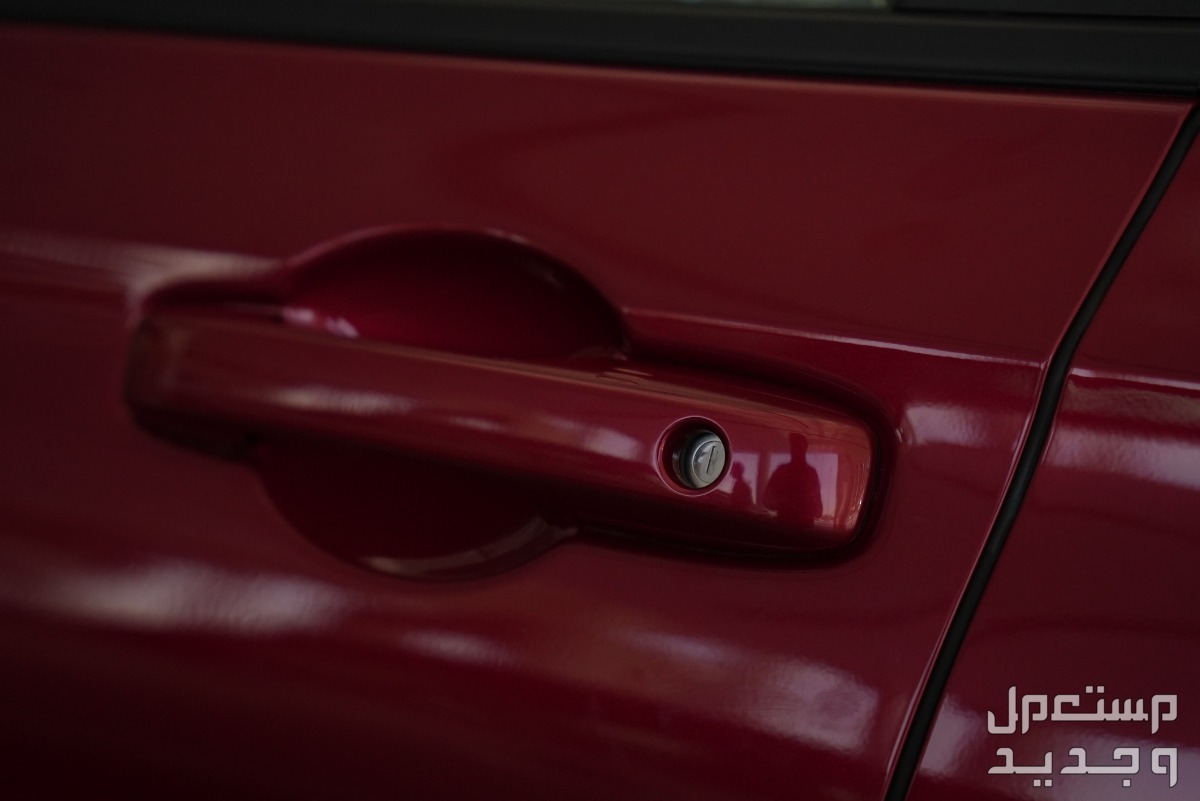 هوندا HRV 2024 الجديدة بجميع الفئات والأسعار المتوفرة عند الوكيل وأبرز العيوب والمميزات مقابض أبواب أمامية بنفس لون السيارة