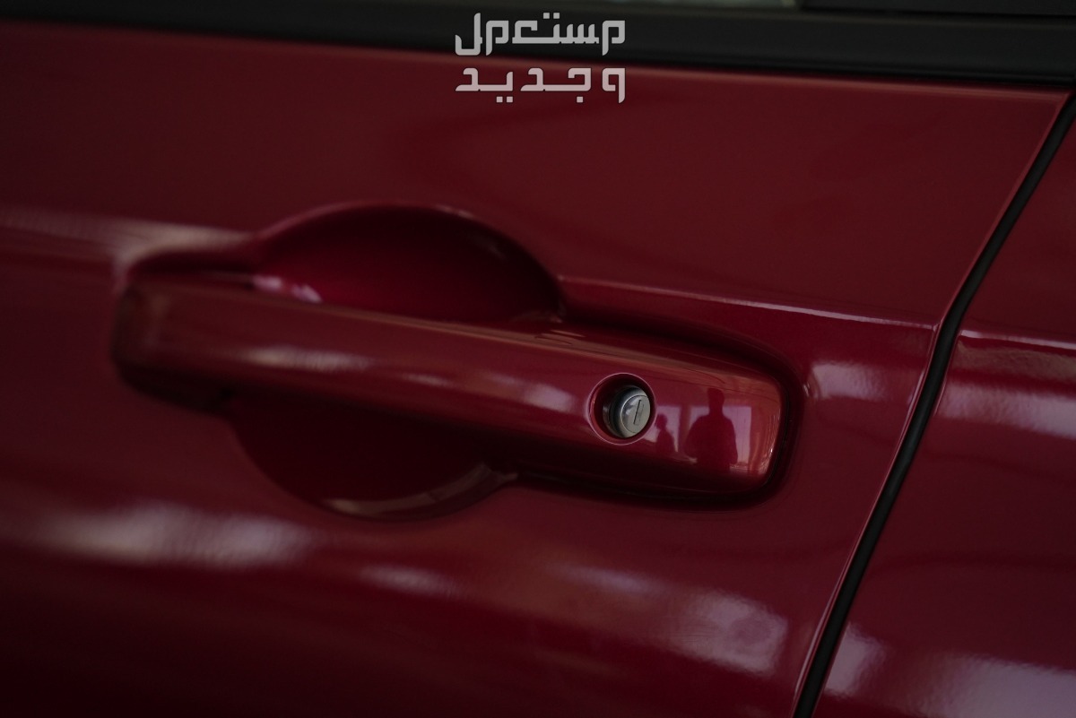 صور هوندا HRV 2024 بجودة عالية من الداخل والخارج والألوان المتوفرة في العراق مقابض أبواب بنفس لون السيارة