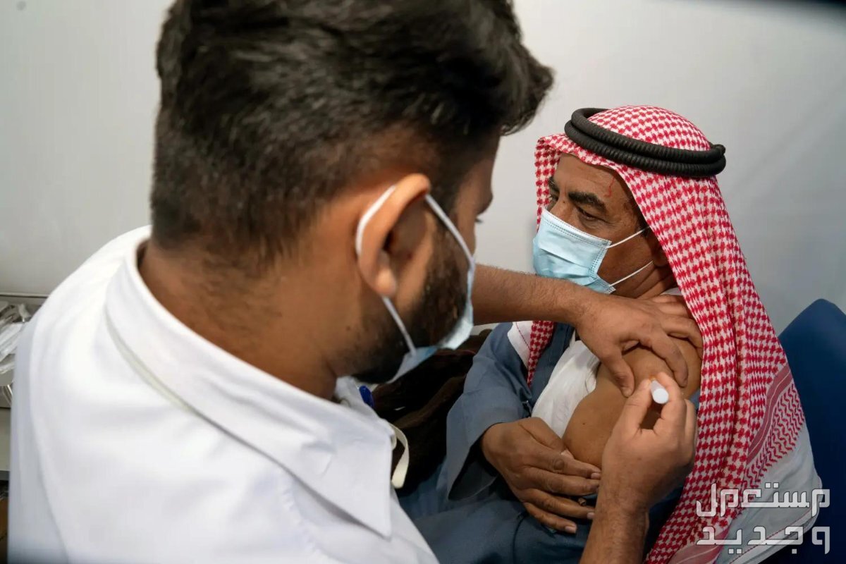كل ما تحتاج معرفته عن لقاحات الحج 1445 - 2024 رجل سعودي يتلقى اللقاح