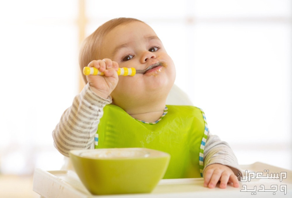 جدول اكل صحي للاطفال الرضع في الأردن طفل يتناول الطعام
