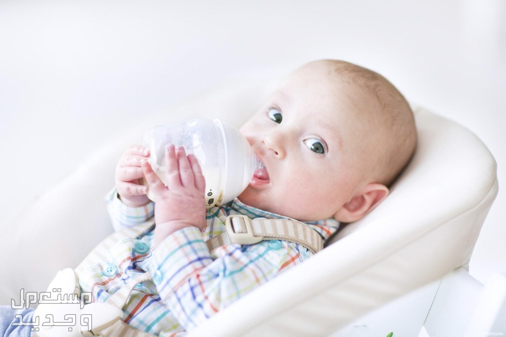جدول اكل صحي للاطفال الرضع في عمان رضيع يشرب اللبن