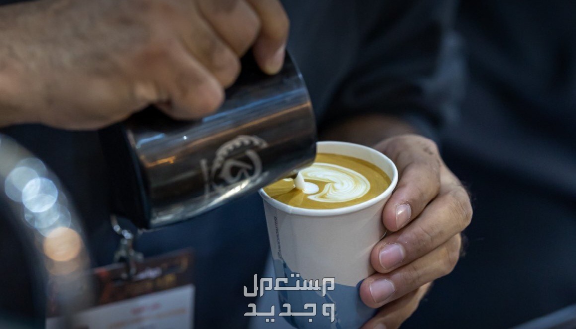 كيف احجز في معرض القهوة والشوكلاتة 2024 في جدة رجل يحضر القهوة