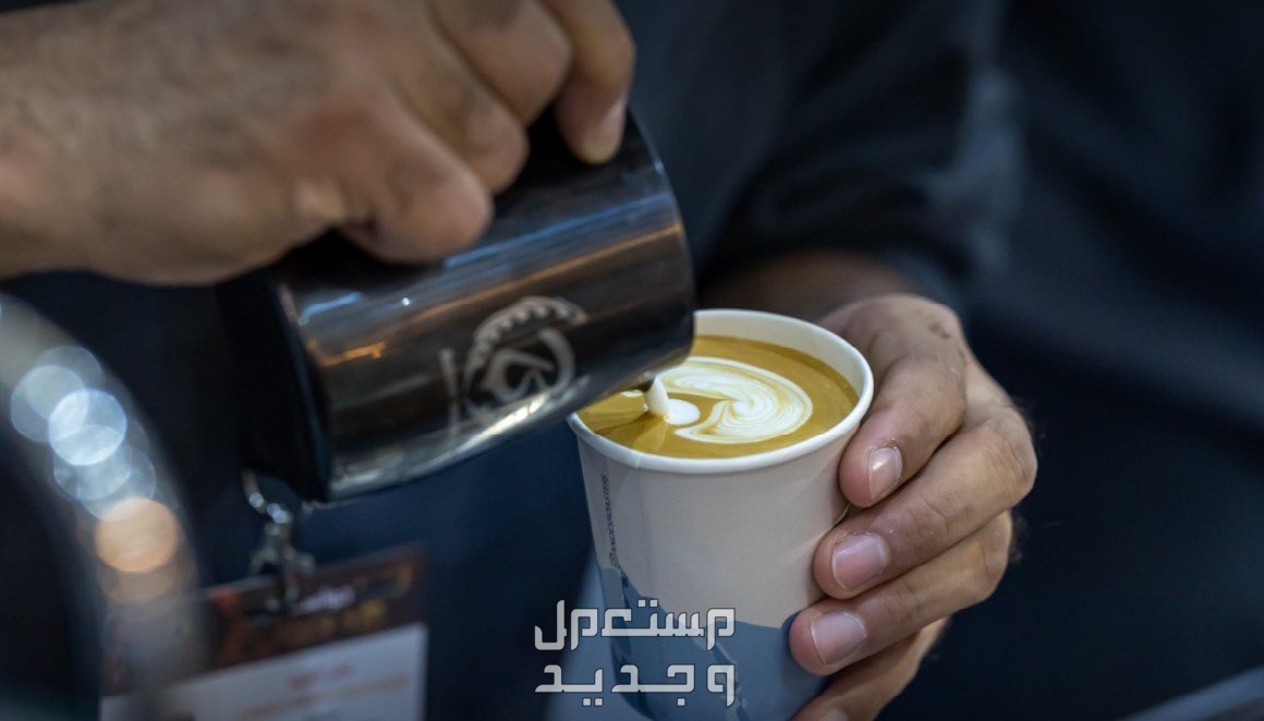 كيف احجز في معرض القهوة والشوكلاتة 2024 في جدة في جيبوتي رجل يحضر القهوة