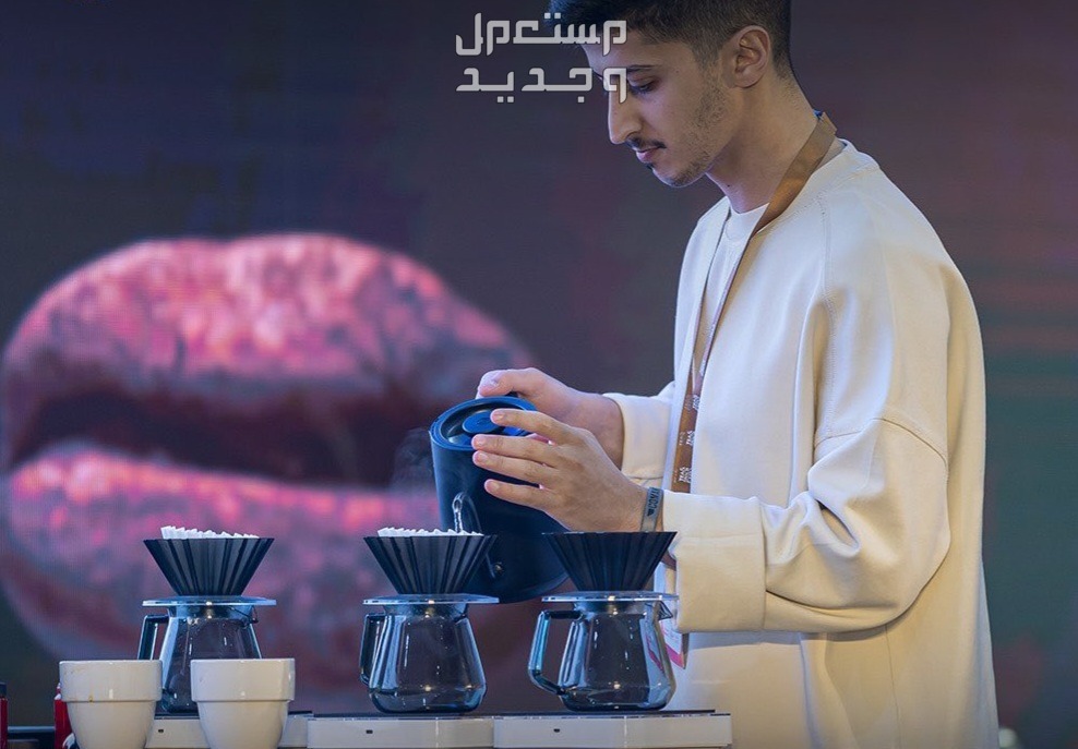 كيف احجز في معرض القهوة والشوكلاتة 2024 في جدة رجل يقوم بتحضير القهوة