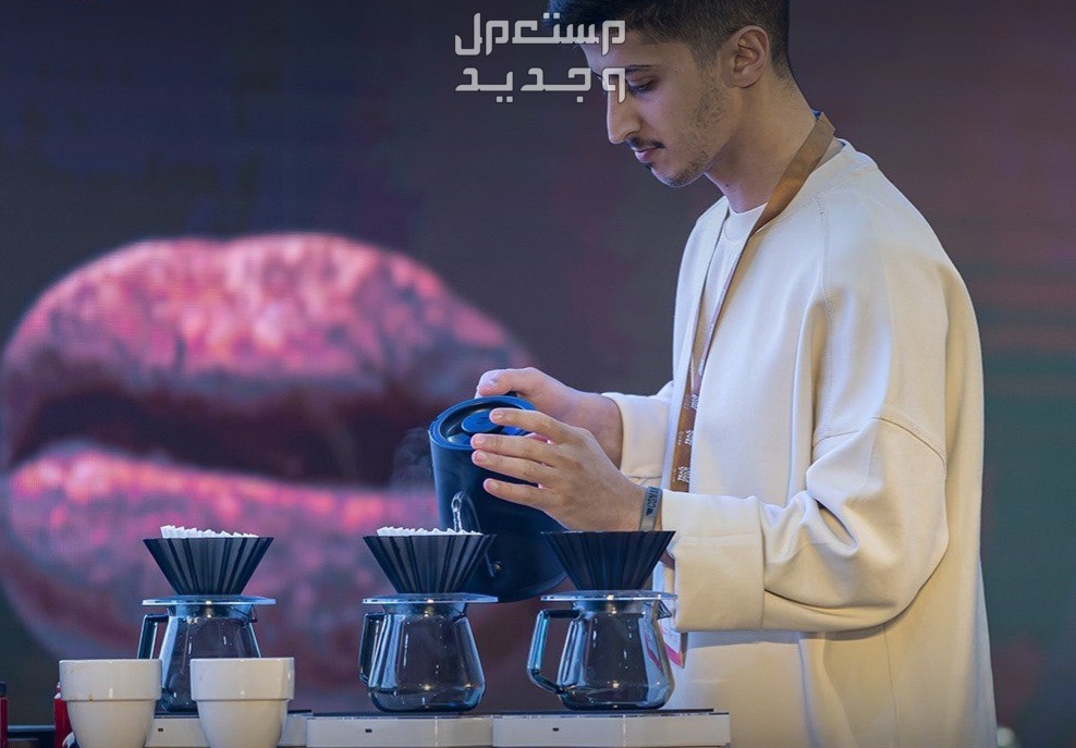 كيف احجز في معرض القهوة والشوكلاتة 2024 في جدة في الأردن رجل يقوم بتحضير القهوة