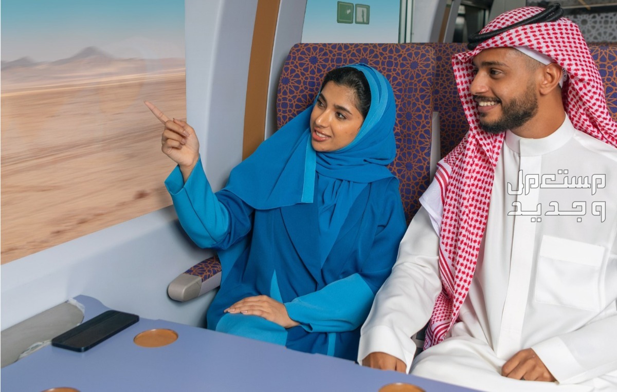 مواعيد رحلات قطار الحرمين وأسعارها لعام 1446 في الإمارات العربية المتحدة عائلة تجلس في قطار الحرمين