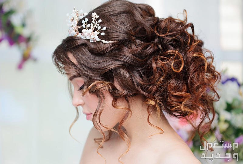 أجمل تسريحات شعر للعروس بالصور 2024 مع تاج العروس في الأردن تسريحة شعر مرفوع للعروس