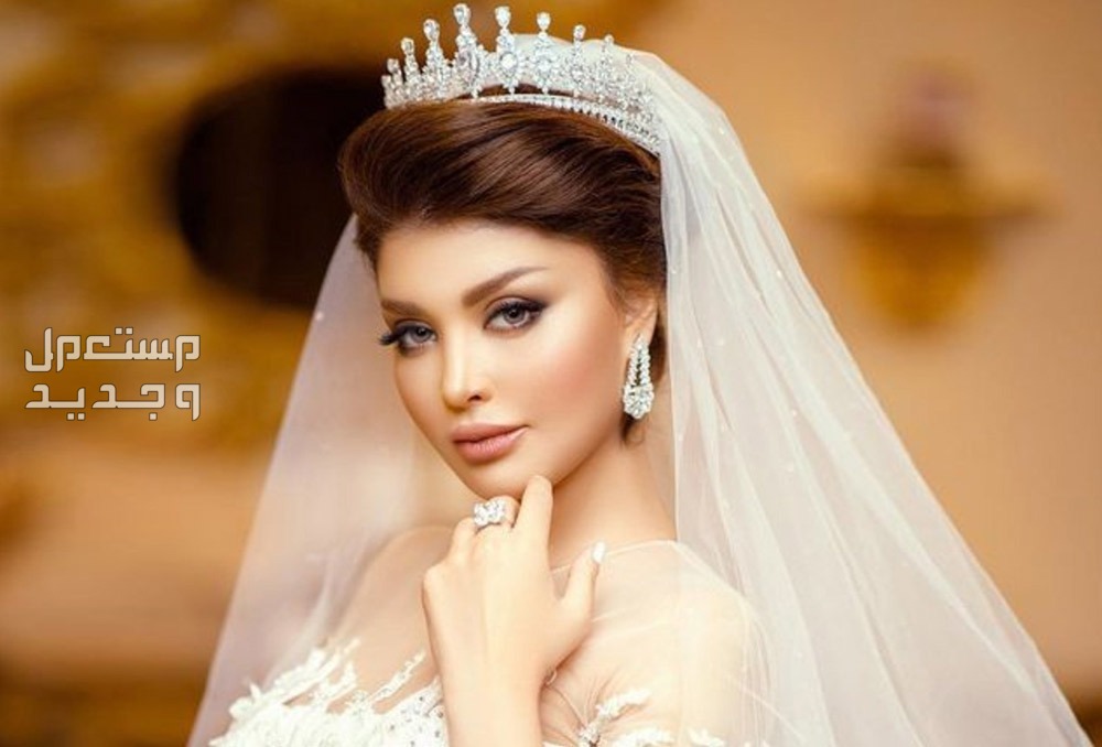 أجمل تسريحات شعر للعروس بالصور 2024 مع تاج العروس في البحرين تسريحة العروس للشعر المرفوع